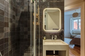 Shower, hair dryer, towels - IMPERIAL • Apartment in the center of Biarritz close to the beach (Biarritz)