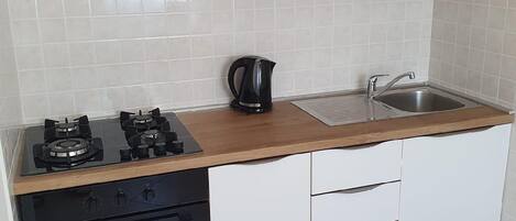 Fridge, oven, stovetop, coffee/tea maker