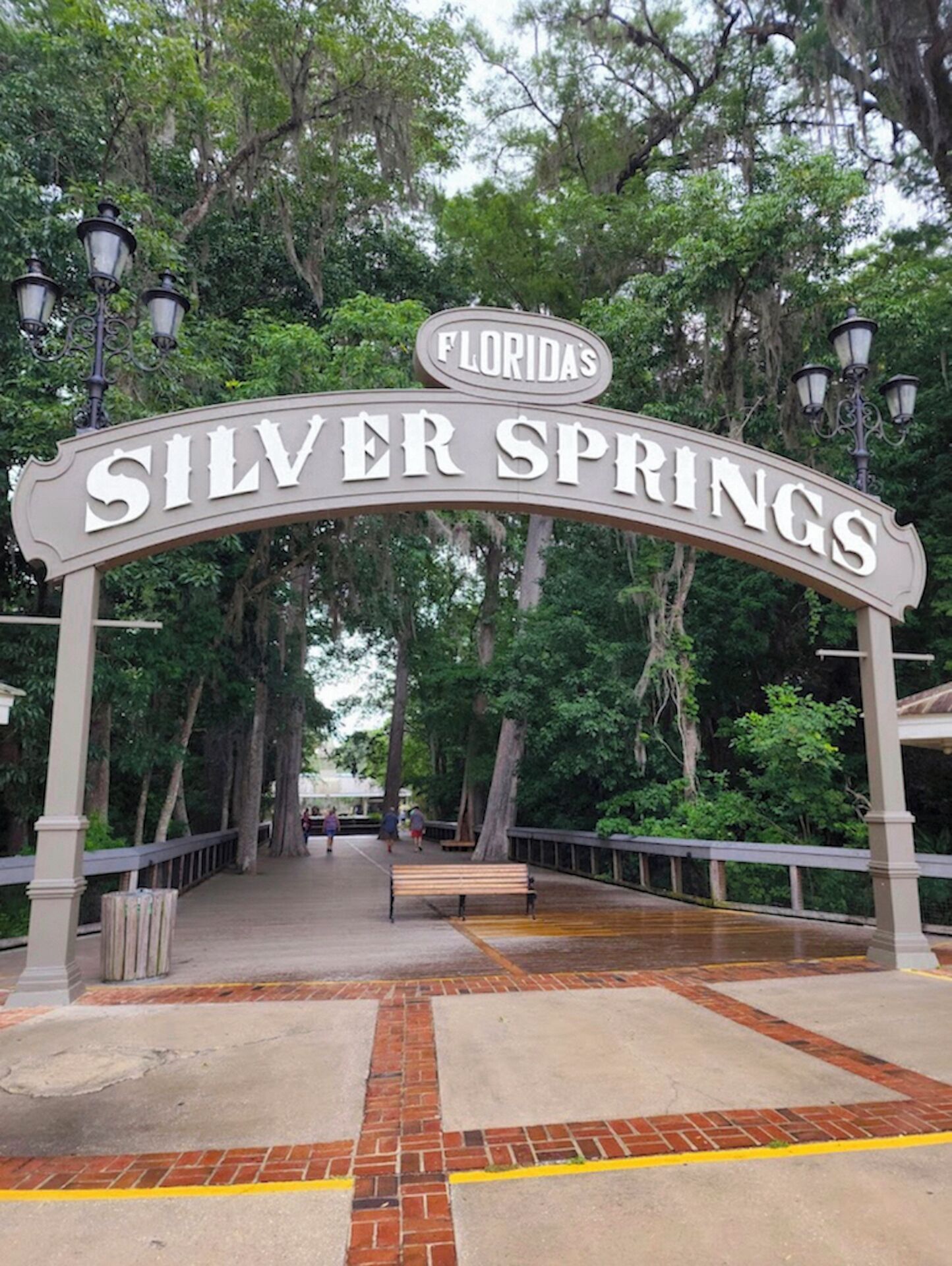 Een doorgang met de tekst 'Florida's Silver Springs', die een locatie aangeeft.
