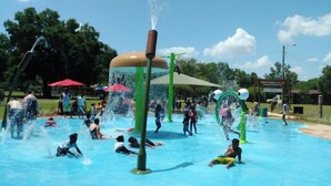 Un parc aquatique doté de nombreuses attractions aquatiques où les visiteurs profitent des installations.