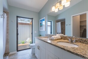 Combined shower/tub, hair dryer, towels, soap - BEACHY PARADISE close to Siesta Key! (Sarasota)