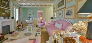 Télévision, table de tennis de table, livres, vidéothÚque