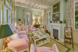 TV, tavolo da ping pong, libri, videoteca