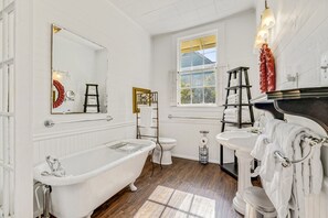 Hair dryer, towels, toilet paper - Tyson House is historic, beautifully restored, convenient to beach & restaurants (Cedar Key)