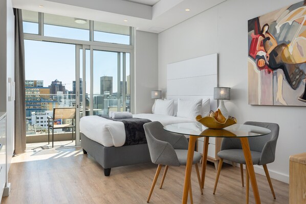 1 makuuhuone, tallelokero huoneessa, pimennysverhot, silitysrauta/-lauta