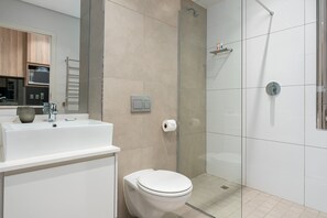 Douche, sèche-cheveux, serviettes fournies, savon