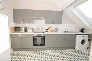 冰箱、微波炉、烤箱、炉灶