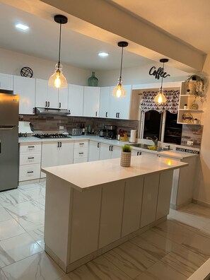 Coffee/tea maker, cookware/dishes/utensils