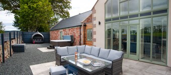 Hot Tub Haven, sleeps 8 in rural scenic Northumberland