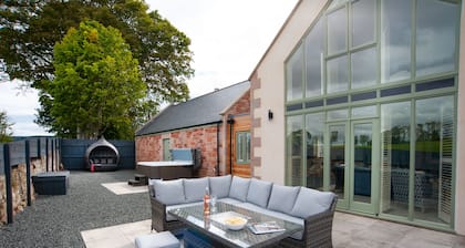 Hot Tub Haven, sleeps 8 in rural scenic Northumberland