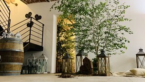 A spacious interior with exposed brick ceilings, a staircase, and decorative lanterns. - La Castella (Villafranca d'Asti (AT))