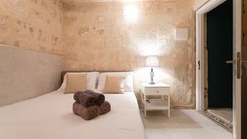 3 chambres, bureau, fer et planche Ă repasser, lit parapluie