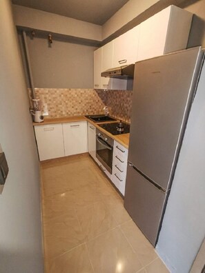 Kühlschrank, Ofen, Herdplatte, Kochgeschirr/Geschirr/Besteck