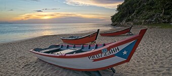 Cocoloba Deluxe 2- Beach front casita steps from the beach and Popular Beach Bar