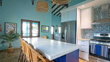 Køleskab, mikrobølgeovn, ovn, kogeplade