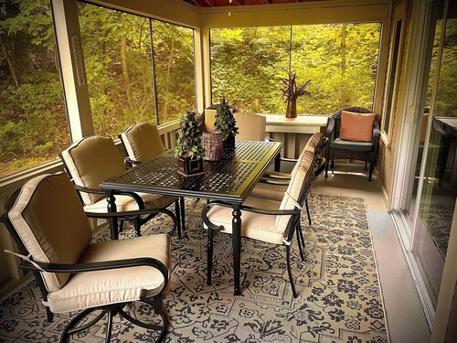 3 Bedroom Cottage with Private Shared Sandy Beach!!