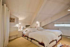 3 bedrooms, iron/ironing board, travel cot, WiFi