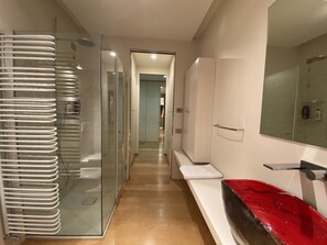 Douche, sèche-cheveux, serviettes fournies