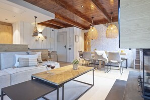 Smart TV y chimenea 