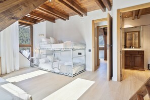 4 habitaciones, tabla de planchar con plancha, wifi y ropa de cama 