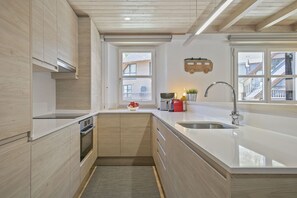 Coffee/tea maker, fridge, dishwasher, toaster