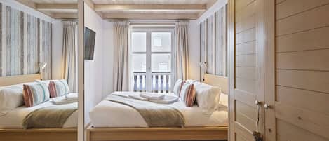 2 bedrooms, iron/ironing board, internet, bed sheets