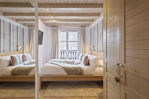 2 slaapkamers, een strijkplank/strijkijzer, internet, beddengoed