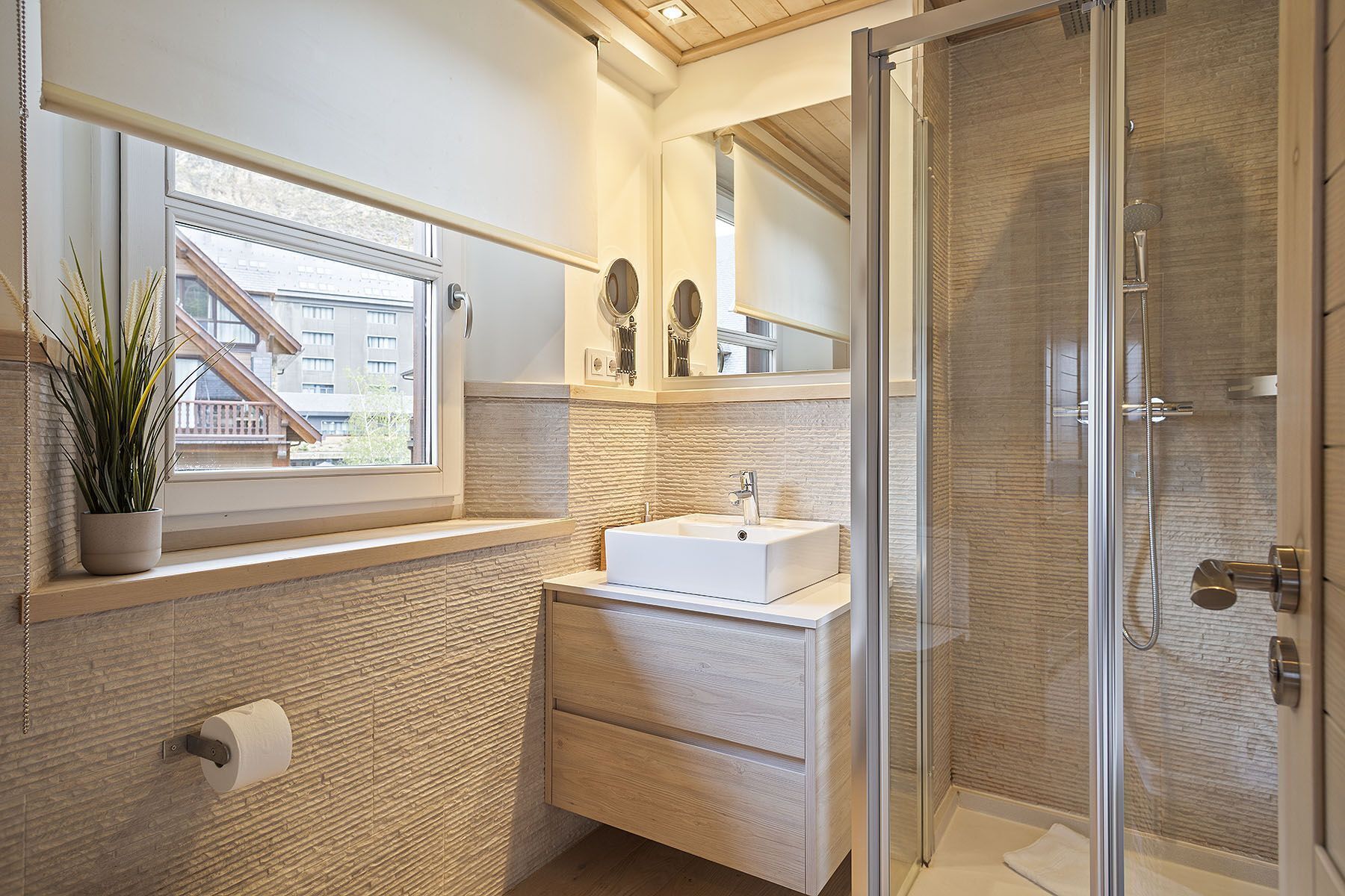 Regadera, secadora de cabello, toallas 