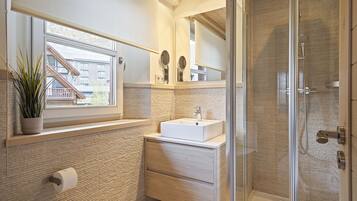 Dusche, Haartrockner, Handtücher