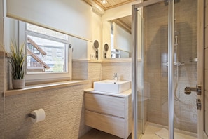 Een douche, een haardroger, handdoeken