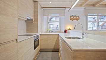 Kühlschrank, Geschirrspüler, Wasserkocher mit Kaffee-/Teezubehör