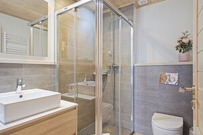 Een douche, een haardroger, handdoeken