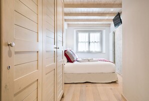 2 slaapkamers, een strijkplank/strijkijzer, internet, beddengoed