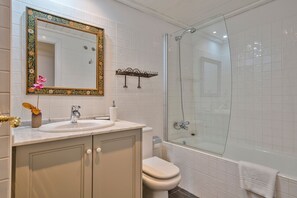 Dusche, Haartrockner, Handtücher