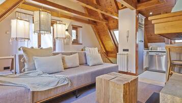 Una televisión, una chimenea