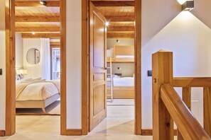 3 habitaciones, tabla de planchar con plancha, internet y ropa de cama 