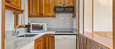 Fridge, microwave, dishwasher, coffee/tea maker