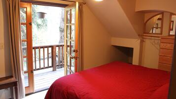 3 bedrooms, iron/ironing board, travel crib, free WiFi