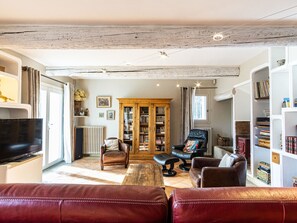 TV, lareira, DVD player, biblioteca musical