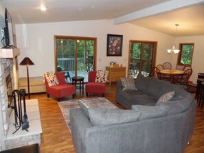 Televisión y chimenea 