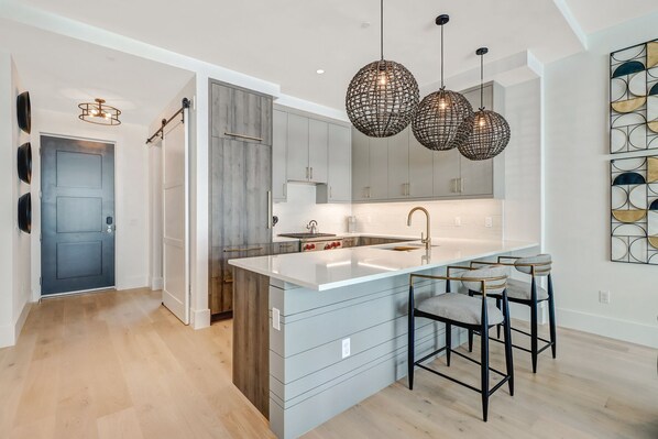 Fridge, microwave, oven, stovetop - Modern New Condo Close to Beach (Naples)