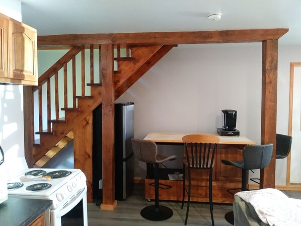 Fridge, microwave, stovetop, coffee/tea maker - Rural Country Setting- Rustic and Charming Log Guest Suite (Roslin)