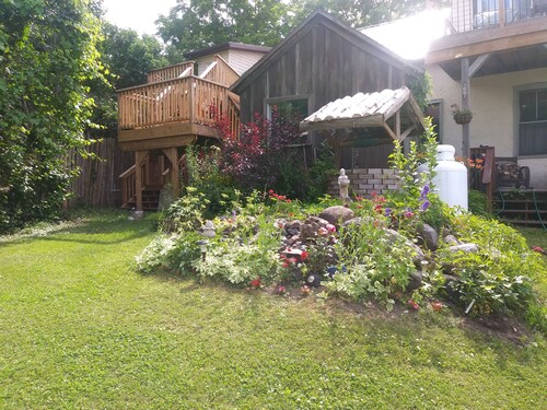 Rural Country Setting- Rustic and Charming Log Guest Suite