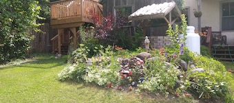 Rural Country Setting- Rustic and Charming Log Guest Suite