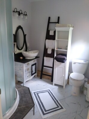 Shower, towels, soap, shampoo - Rural Country Setting- Rustic and Charming Log Guest Suite (Roslin)