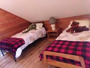 2 bedrooms, free WiFi, bed sheets - Rural Country Setting- Rustic and Charming Log Guest Suite (Roslin)