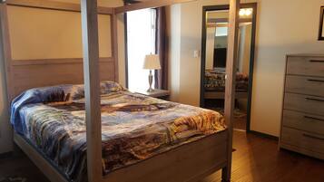 Primary/1st bedroom