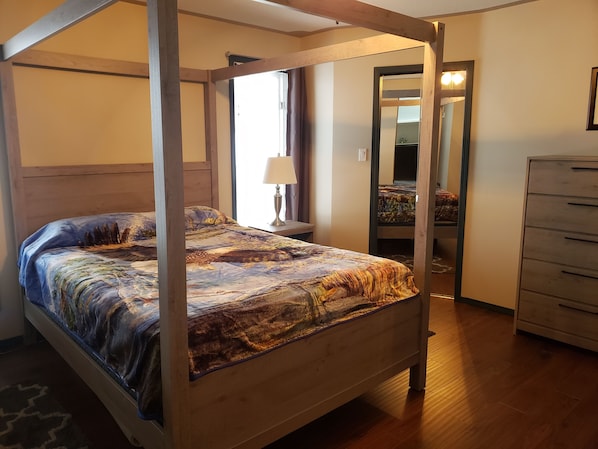Primary/1st bedroom