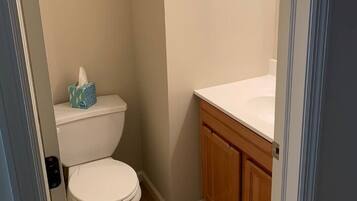 Een bad, handdoeken, toiletpapier