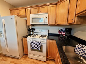 Fridge, microwave, oven, stovetop - Gorgeous Townhouse & Boathouse in Cozy Carnegie Bay (Alexandria Bay)
